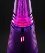 Nahaufnahme der leuchtenden LED-Basis und des Glasaufsatzes des Peak Pro Plasma E-Rigs.