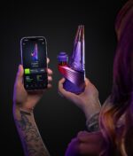 Steuerung der Puffco Peak Pro Plasma Edition via Smartphone und Puffco App im abgedunkelten Studio.