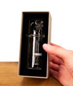 Geöffnete Verpackung mit dem Dr. Dabber Switch 2 Ersatzglas geschützt in schwarzer Schaumstoff-Polsterung, gehalten von einer Hand.