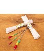 Randy's Pfeifenreiniger aus Baumwolle und drei flexible Drahtbürsten mit rasta-farbenen Nylonborsten auf Holz.