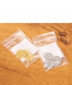Je ein Tütchen goldfarbene Messingsiebe und silberne Edelstahlsiebe für Bongs und Pfeifen aus dem Randy's Reinigungsset.