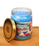 Geöffnete Smoke Odor Exterminator Candle Shave Ice mit blauem Wachs, Docht und angelehntem Metalldeckel.