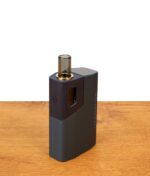 Schräge Ansicht des Wolkenkraft Äris Ultra Nightblue Vaporizers auf Holz. Dunkelblaues Gehäuse mit dezentem Logo und Glas-Mundstück.