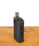 Seitenansicht des Wolkenkraft Äris Ultra Nightblue. Zeigt matte Aluminiumoberfläche, Bedienknöpfe, digitales Display und Glasmundstück.