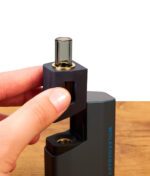 Hand öffnet den Wolkenkraft Äris Ultra Nightblue Vaporizer. Magnetisches Mundstückteil wird angehoben und zeigt die Titan-Heizkammer.