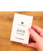 Hand hält die weiße, bedruckte Zubehör-Box des Wolkenkraft Äris Ultra Nightblue Vaporizers vor einem Holztisch.