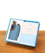 Geöffnete Originalverpackung des Wolkenkraft Äris Ultra Nightblue. Vaporizer in Schale neben der mehrsprachigen Bedienungsanleitung.
