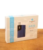 Verpackungskarton des Wolkenkraft Äris Ultra Nightblue Vaporizers auf Holz. Aufdruck zeigt technische Specs wie Titan-Kammer und USB-C.
