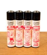 Clipper Döner Collection 4er Serie auf Holz. Vier nachfüllbare Feuerzeuge mit roten Kebab-Motiven und Metall-Zündrad.