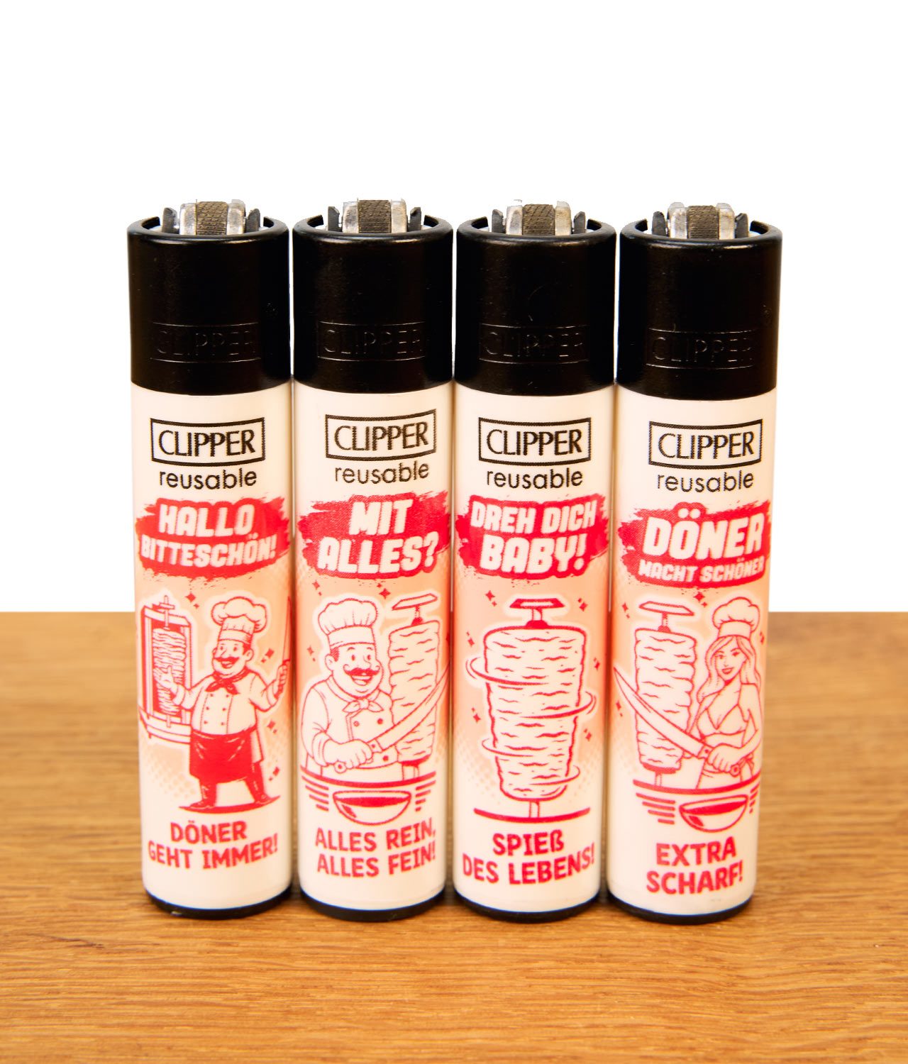 clipper-doener-collection-4er-serie-jpg Clipper Döner Collection 4er Serie auf Holz. Vier nachfüllbare Feuerzeuge mit roten Kebab-Motiven und Metall-Zündrad.