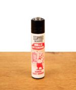 Clipper Döner Collection Hallo bitteschön auf Holz. Nachfüllbares Kunststoff-Feuerzeug mit rotem Motiv und Metall-Zündrad.