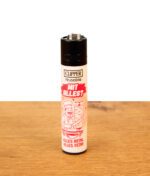 Clipper Döner Collection Mit alles auf Holzuntergrund. Nachfüllbares Feuerzeug mit rotem Chef-Print und Metall-Zündsystem.