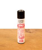 Clipper Döner Collection Döner macht schöner auf einem Holztisch. Nachfüllbares Feuerzeug mit rotem Print und Metallrad.