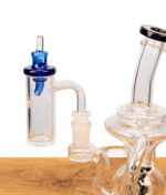 Blaue Human Grade Directional Carb Cap auf einem Quarz-Banger montiert auf einer Glas-Bong.