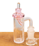 Rosafarbene Human Grade Directional Carb Cap auf einem Quarz-Banger auf einer Glas-Bong.