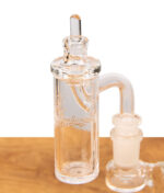 Klare Human Grade Directional Carb Cap aus Borosilikatglas passgenau auf einem Quarz-Banger platziert.