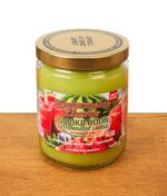 Geschlossene Smoke Odor Exterminator Candle Watermelon Zlushie auf Holz. Anti-Geruch Kerze mit grünem Wachs und Metalldeckel.