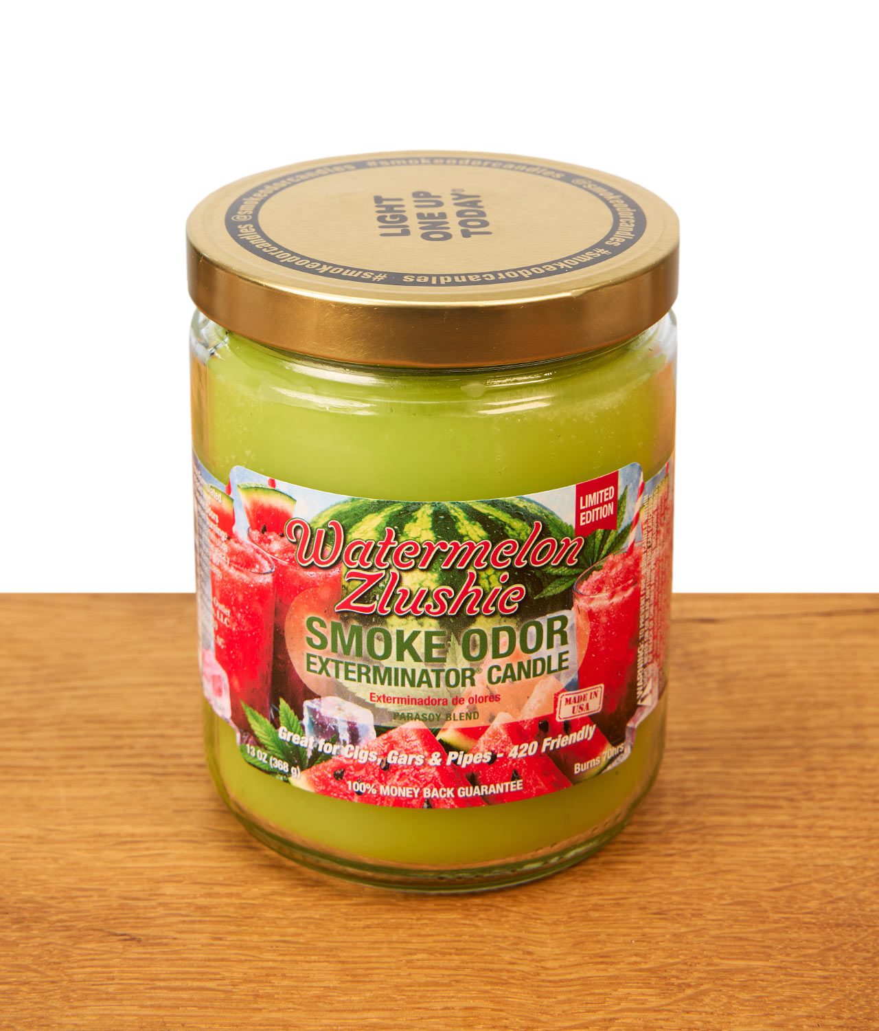 smoke-odor-watermelon-zlushie-jpg Geschlossene Smoke Odor Exterminator Candle Watermelon Zlushie auf Holz. Anti-Geruch Kerze mit grünem Wachs und Metalldeckel.