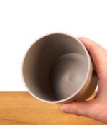 Hand hält das leere Geheimfach des Buddies Flower Pot Safe. Zeigt das Innere der Versteckdose aus grauem Kunststoff.
