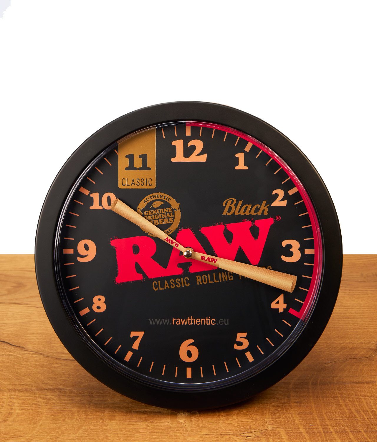 raw-black-stash-clock-1-jpg Frontansicht der RAW Black Stash Clock auf Holz. Funktionierende Versteckuhr im RAW-Design mit auffälligen, konischen Joint-Zeigern.