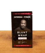 Futurola x Tyson 2.0 The Toad Blunt Wrap Verpackung aus glänzender Folie mit Mike-Tyson-Aufdruck auf einem Holztisch.