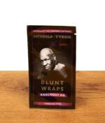 Schwarze Futurola x Tyson 2.0 Knockout OG Blunt Wrap Verpackung mit Mike-Tyson-Porträt, stehend auf einem Holztisch.