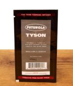 Rückseite der Futurola x Tyson 2.0 The Toad Blunt Wrap Folienverpackung auf Holz, mit Herstellerinfos und Barcode.