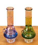 Zwei BigFun! Tricolor Pivot Top Glasaufsätze in Blau-Rosa und Grün-Gelb aus robustem Borosilikatglas nebeneinander.