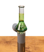Vollständig montierter, grüner BigFun! Tricolor Pivot Top Bubbler-Aufsatz auf einem Puffco Pivot Vaporizer auf Holz.