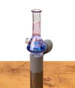 Blauer BigFun! Tricolor Pivot Top Wasserfilter aus Glas, fest montiert auf der Basis des Puffco Pivot Vaporizers.