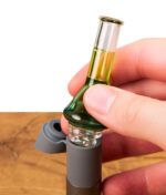 Hand steckt den grünen BigFun! Tricolor Pivot Top aus Glas in die passgenaue Basis eines Puffco Pivot Vaporizers.
