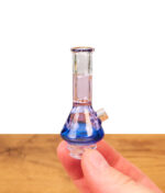 Hand hält den BigFun! Tricolor Pivot Top Glasaufsatz in Blau und Rosa, zeigt die glatte Borosilikatglas-Struktur.