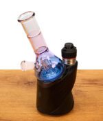 Blau-rosa BigFun Tricolor Peak Top Glasaufsatz mit Perkolator, montiert auf einem Puffco Peak E-Rig.