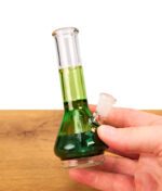 Hand hält den grünen BigFun Tricolor Peak Top Glasaufsatz mit integriertem Perkolator und Glasschliff.