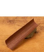 Braun geschwungener, tabakfreier Futurola Blunt Wrap aus Teeblättern auf kleinem Stein auf Holzfläche.