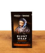 Futurola x Snoop Dogg Blunt Wrap Gin & Juice, tabakfreie Verpackung auf Holzuntergrund.
