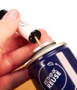 Hand befüllt Feuerzeug von Clipper mit Isobutan-Gas