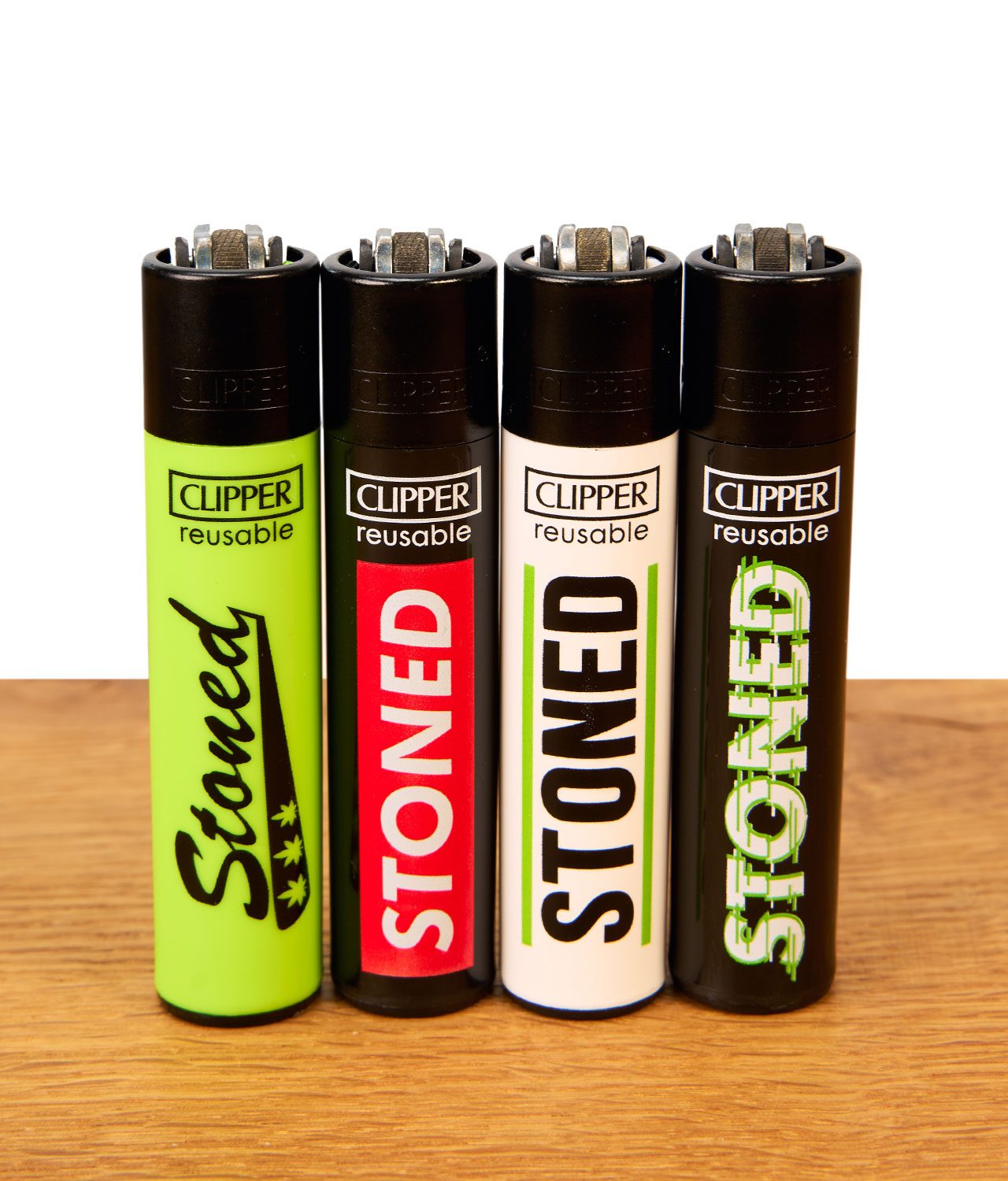 clipper-ffx-stoned-4er-serie-jpg Clipper Feuerzeug 4er-Set Stoned Serie in verschiedenen Farben auf Holztisch, nachfüllbares Nylon-Gasfeuerzeug mit Zündstein.