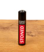 Schwarzes Clipper Feuerzeug Stoned mit rotem Logo-Print auf Holztisch, nachfüllbares Nylon-Gasfeuerzeug mit austauschbarem Zündstein.
