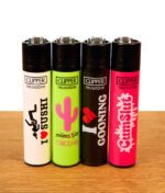 Clipper Feuerzeug Adult Slogan 4er-Set auf Holzoberfläche, nachfüllbares Nylon-Gasfeuerzeug mit Zündstein.
