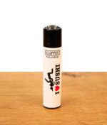 Weißes Clipper Feuerzeug Adult Slogan I Love Sushi auf Holzuntergrund, nachfüllbares Nylon-Gasfeuerzeug.