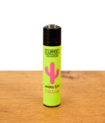 Neongrünes Clipper Feuerzeug Adult Slogan Cactus auf Holzoberfläche, nachfüllbares Nylon-Gasfeuerzeug.