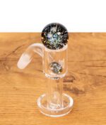 Human Grade Terp Slurper Quarzbanger 45° mit schimmernder Carb Cap Marble und Glaskugel auf Holz.