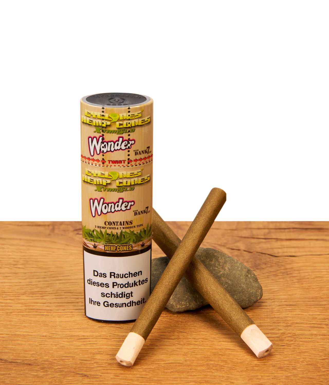 cyclones-hemp-cones-wonder-jpg Cyclones Hemp Cones Wonder Tube mit zwei vorgedrehten Hanf-Blunts und Holzmundstück auf Holztisch.