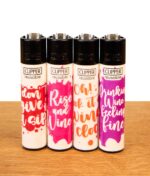 Vier wiederbefüllbare Clipper Feuerzeuge der Wineabulous-Serie mit Wein-Sprüchen auf einer Holzoberfläche.