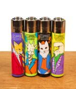 Vier nachfüllbare Clipper Feuerzeuge der Human Animals Serie mit bunten Tiermotiven und Metallkappe auf Holz.