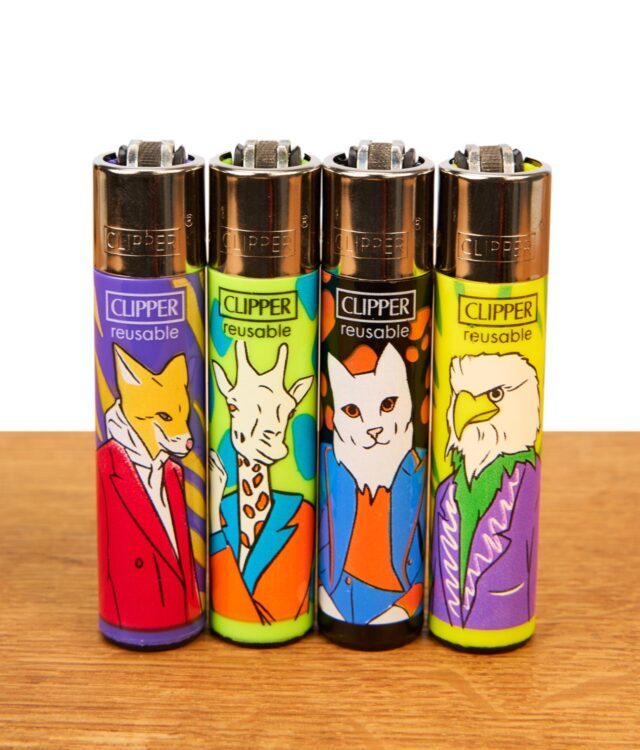 Vier nachfüllbare Clipper Feuerzeuge der Human Animals Serie mit bunten Tiermotiven und Metallkappe auf Holz.
