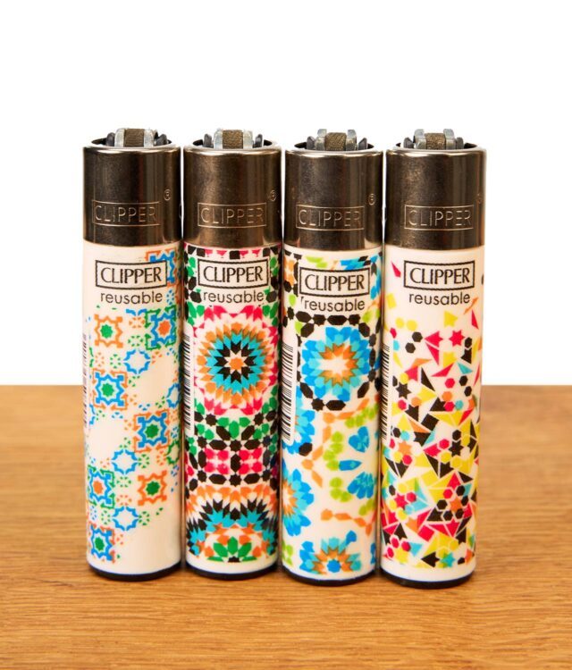 Clipper Alhambra 4er Serie auf Holz. Nachfüllbare Feuerzeuge mit bunten, geometrischen Mustern und Metall-Zündrad.