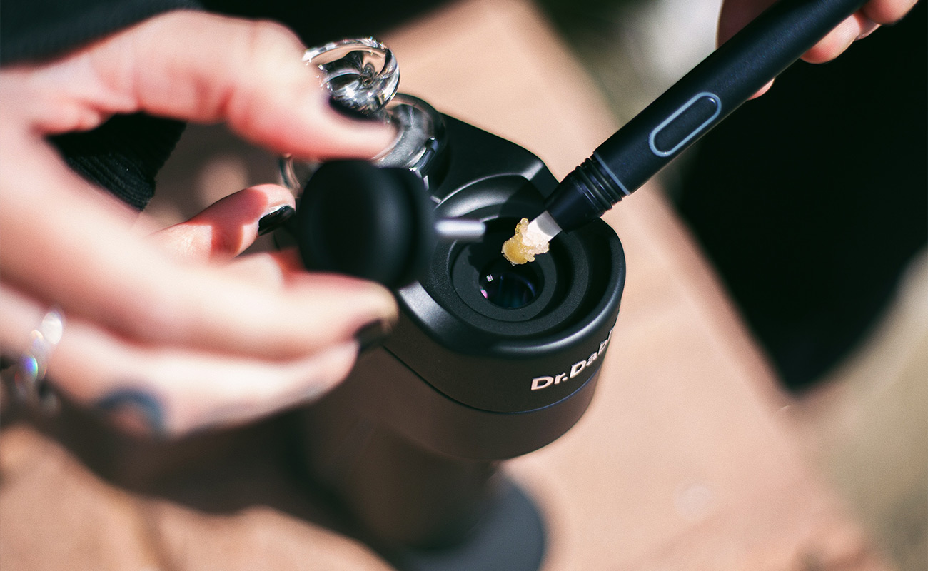 Close-up-Ansicht beim Laden von Konzentraten in das Dr. Dabber Switch GO Smart Rig.