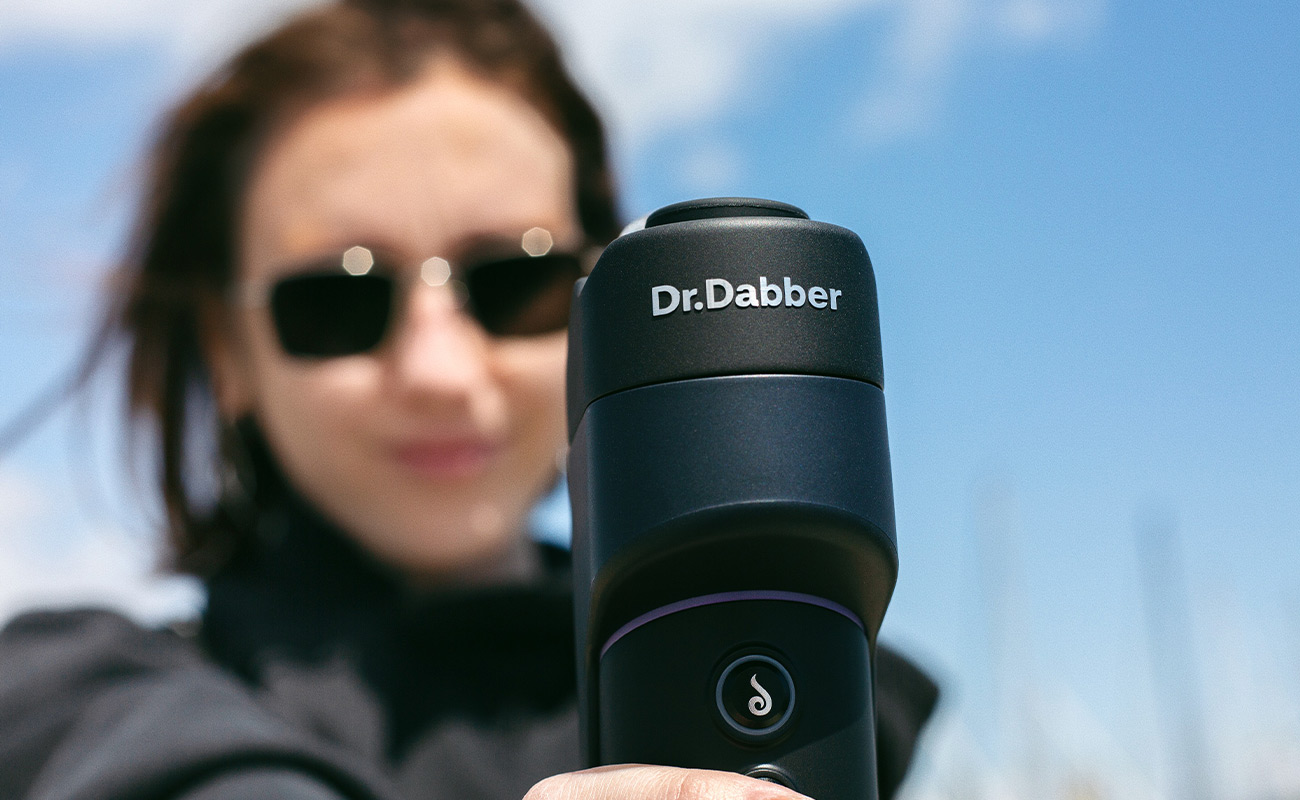 Nahaufnahme des kompakten Dr. Dabber Switch GO Gehäuses mit Logo-Aufdruck im Hochformat.